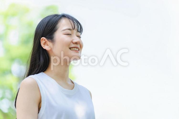 新緑の中の女性（横顔・エコ・SDGs） 女性,美容,新緑の写真素材
