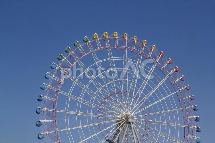 カラフルな観覧車と青空5 観覧車,アトラクション,ファミリーの写真素材