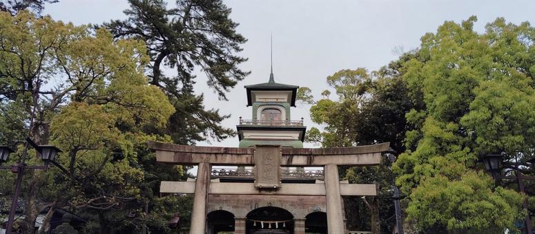 尾山神社の神門と鳥居 尾山神社の神門と鳥居 尾山神社,金沢,石川県の写真素材