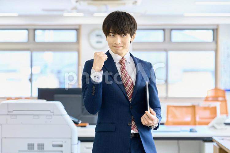 ガッツポーズ　若いビジネスマン　会社 ビジネスマン,ガッツポーズ,ビジネスの写真素材