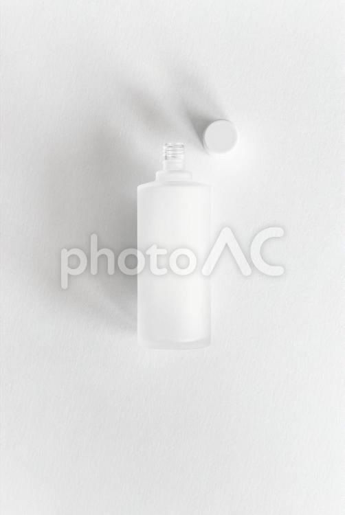 蓋を外した化粧水のボトル モックアップ,物撮り,化粧品の写真素材