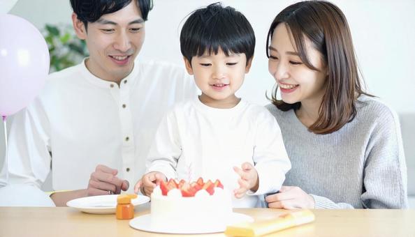 家族で子どもの誕生日を祝う 家族で子どもの誕生日を祝うの写真