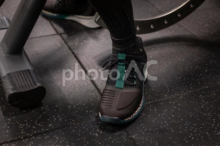 スポーツジムで鍛える男性 スポーツジム,男性,スニーカーの写真素材