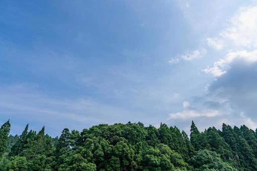 山の上に広がる青空 山の上に広がる青空の写真