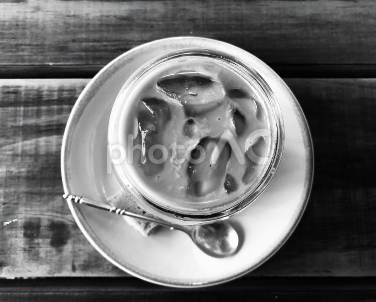 アイスカフェラテ(モノクロ) アイスコーヒー,アイスカフェラテ,アイスラテの写真素材