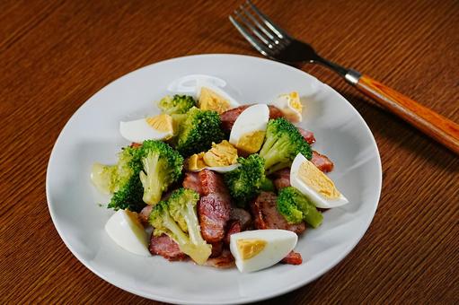 ベーコンエッグとブロッコリー ベーコンエッグとブロッコリー 食事,食卓,野菜の写真素材