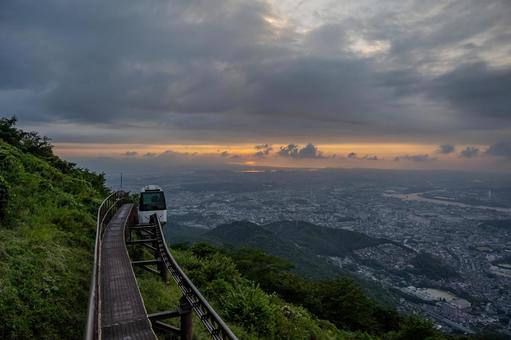 皿倉山のケーブルカーと町並み 皿倉山のケーブルカーと町並みの写真