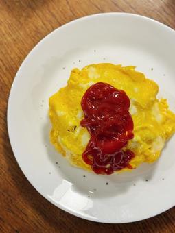 黒胡椒たっぷりオムライスの写真