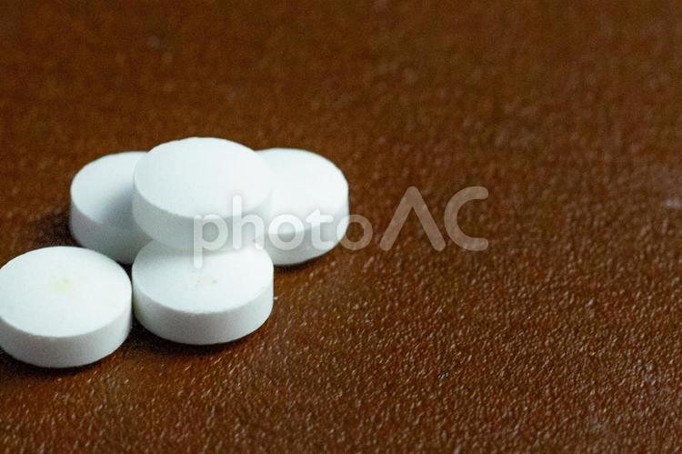 薬、白い錠剤　コピースペース右 サプリメント,補助食品,薬の写真素材