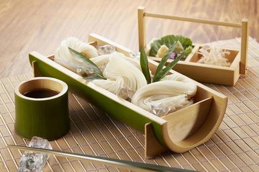 竹の器に入った涼しげな雰囲気のそうめん 竹の器に入った涼しげな雰囲気のそうめん そうめん,素麺,竹皿の写真素材