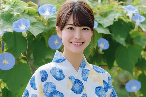 朝顔柄の浴衣を着た笑顔の女性 朝顔柄の浴衣を着た笑顔の女性の写真