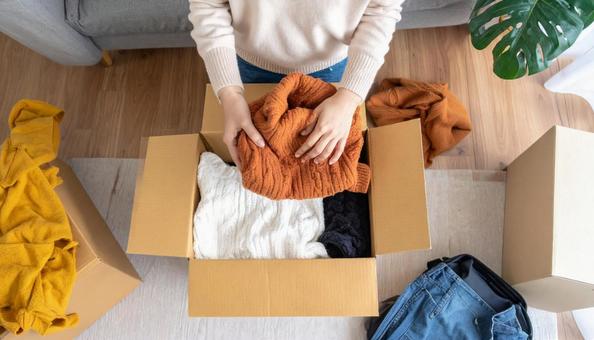 段ボールに服を入れる 衣替え・断捨離 段ボールに服を入れる 衣替え・断捨離の写真