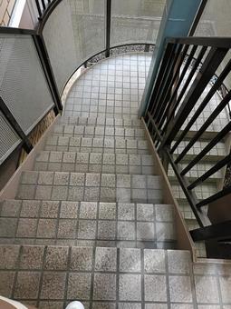 古いマンションの階段 古いマンションの階段 マンション,階段,螺旋の写真素材