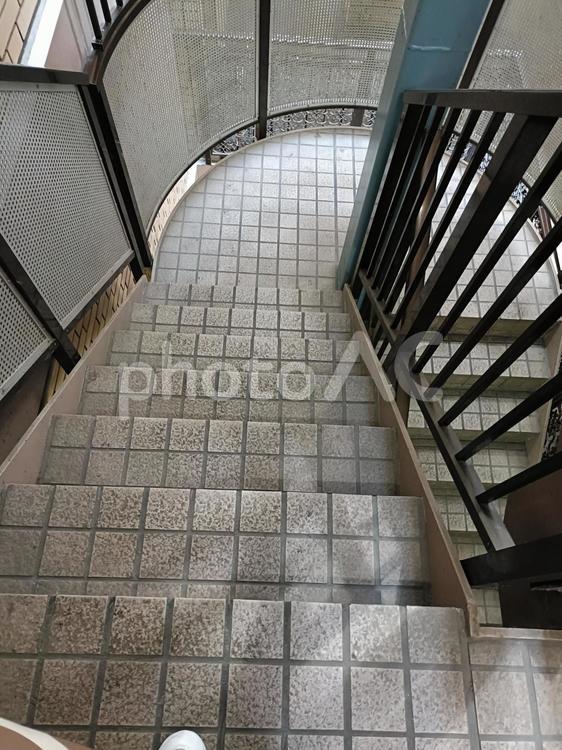 古いマンションの階段 マンション,階段,螺旋の写真素材