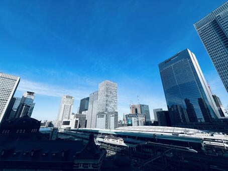 ビルと新幹線 ビル,東京,丸の内の写真素材