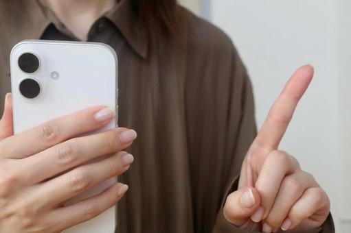 スマホを持つ女性 スマホを持つ女性 スマホ,手元,ビジネスの写真素材