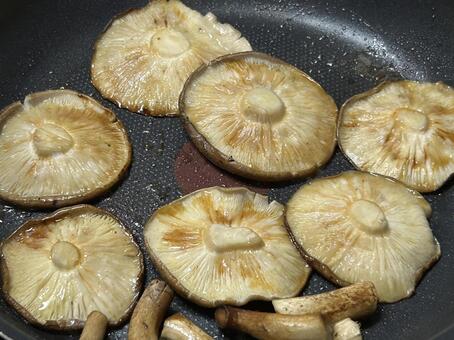 焦げ目がついたら完成です しいたけ,椎茸,焼くの写真素材
