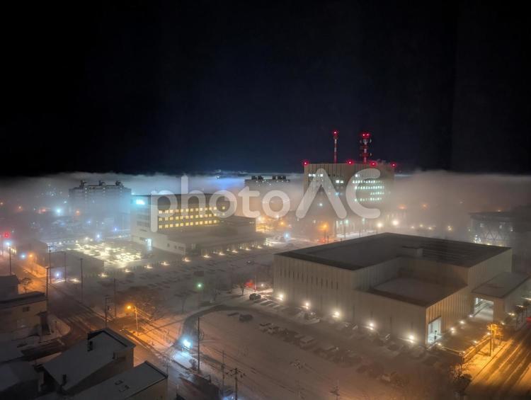 霧の中の雪景色した霧の中の釧路の町並み ライトアップ,夜景,霧の中の写真素材