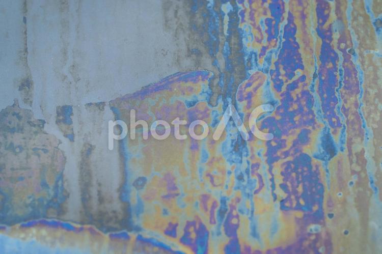 道路に流れ出した工業用油 抽象,パターン,壁紙の写真素材