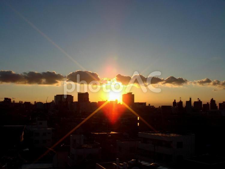 街並みに沈むハート型に反射する夕日 夕日,ハート,夕暮れの写真素材
