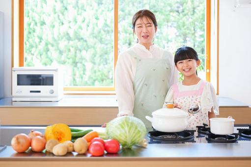 キッチンで笑う母子 キッチンで笑う母子の写真