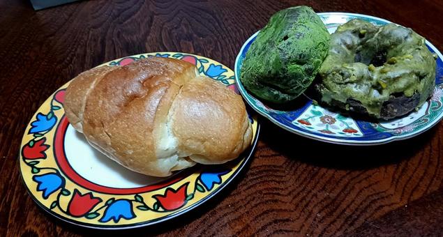 塩パンロール、抹茶とピスタチオ 塩パンロール、抹茶とピスタチオの写真