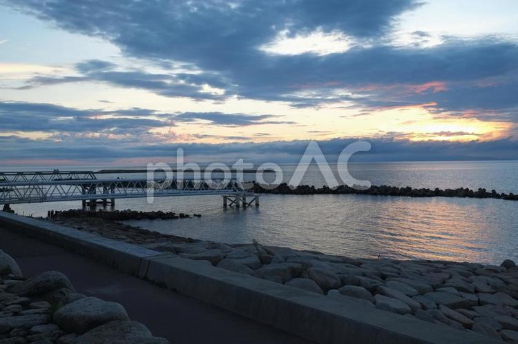 日暮れの海 自然,夕暮れ,日暮れの写真素材