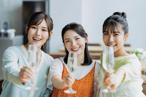 乾杯する若い女性 乾杯する若い女性 乾杯,シャンパン,女子会の写真素材