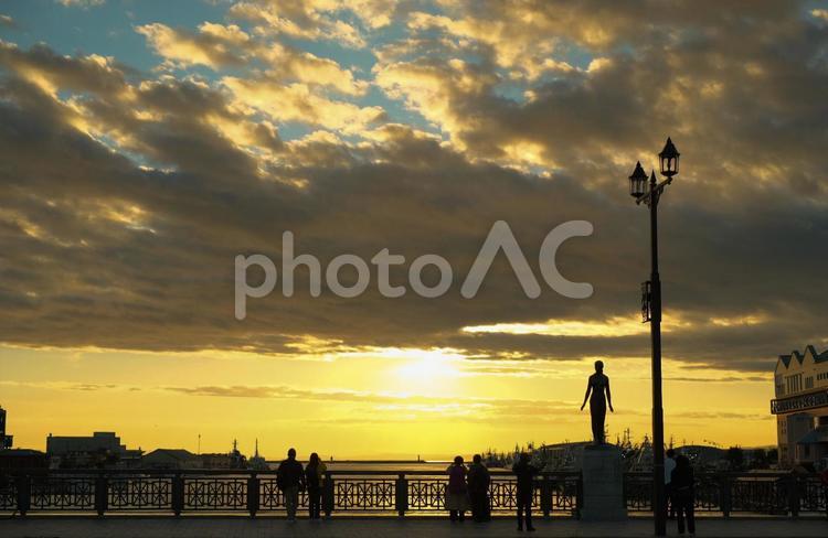 橋から夕日を見る人々 夕日,夕焼け,夕方の写真素材