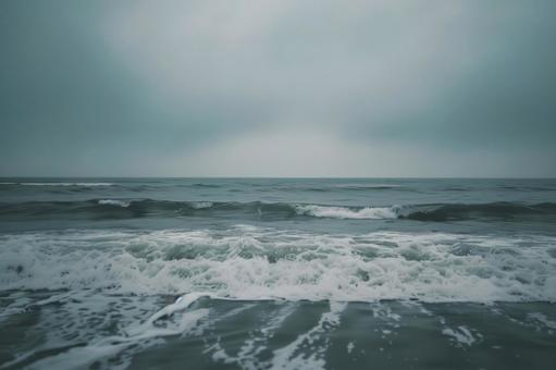 曇天の下で荒れる海 曇天の下で荒れる海の写真