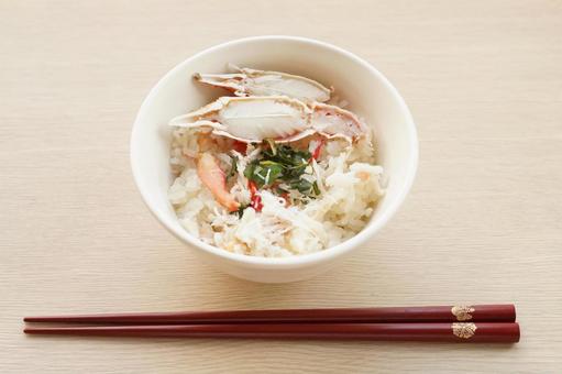 大葉を散らしたカニの炊き込みご飯　箸 炊き込みご飯,カニ飯,カニの写真素材
