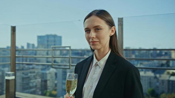 シャンパングラスを持つ黒いスーツの女性 女性,外国人,シャンパングラスの写真素材