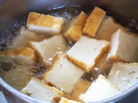 厚揚げを茹でる 厚揚げを茹でる 厚揚げ,生揚げ,茹でるの写真素材