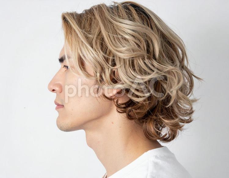 ブロンドパーマヘアの男性横顔 男性,横顔,ブロンドヘアの写真素材