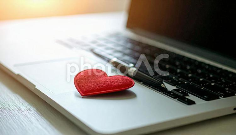 社内恋愛のイメージ　ハート　PC　スマホ 社内恋愛,pc,スマホの写真素材