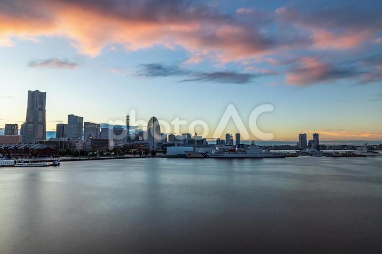 みなとみらいの風景 夕景,海,みなとみらいの写真素材