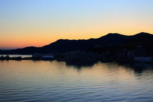 瀬戸内海の美しい海と夕暮れ 瀬戸内海の美しい海と夕暮れの写真