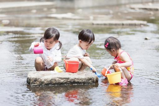水遊びをする子供 水遊びをする子供 公園,男性,女性の写真素材