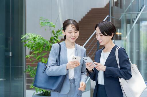 オフィスに通勤をするビジネスウーマン 通勤,ビジネスウーマン,女性の写真素材