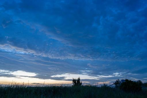 梅雨時期の夕焼け 梅雨時期の夕焼け 夕焼け,夕日,光の写真素材