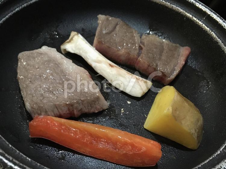 肉が焼き上がってきた 肉,焼き上がってきた,エリンギの写真素材