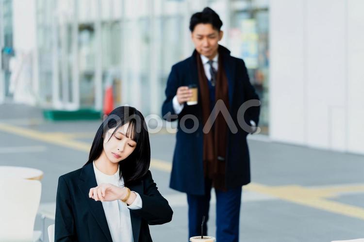 同僚と待ち合わせをするビジネスウーマン ビジネスウーマン,ビジネスマン,女性の写真素材