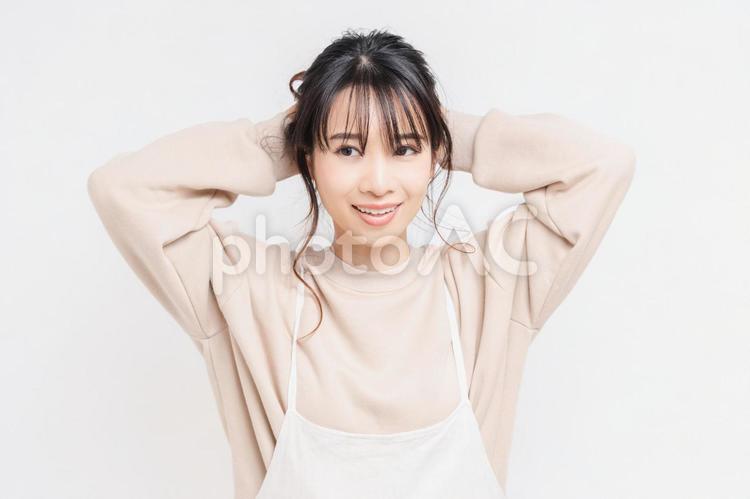 白い背景の前に立ってポーズをとる若い女性 女性,白背景,立つの写真素材