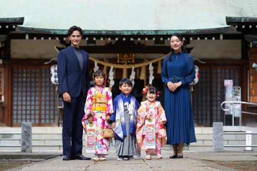 神社で七五三の家族写真 神社で七五三の家族写真 七五三,お参り,七五三参りの写真素材
