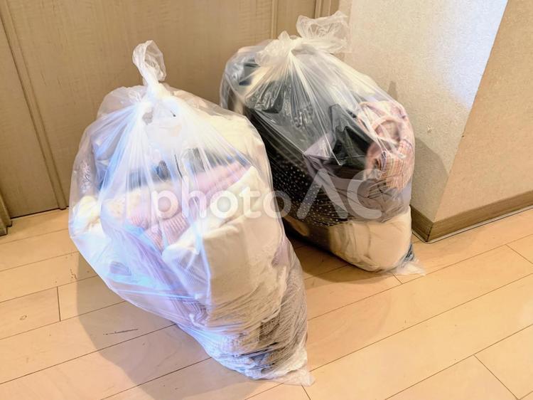 廊下に置かれた服の入ったゴミ袋 断捨離,衣類,衣替えの写真素材