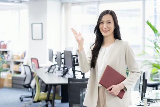 オフィスで仕事をする若いビジネスウーマン ビジネス,女性,オフィスの写真素材