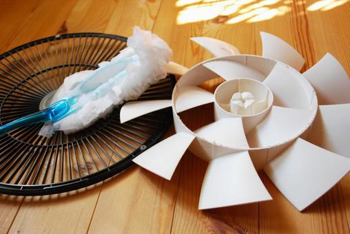 日差しの入る部屋で扇風機の掃除 大掃除,扇風機,ホコリの写真素材