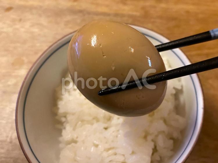箸で持った味付け卵 味付け卵,ゆで卵,卵の写真素材