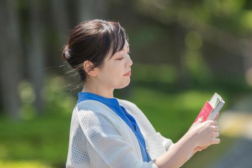 パスポートを眺める女性 パスポートを眺める女性 旅行,観光,ガイドブックの写真素材