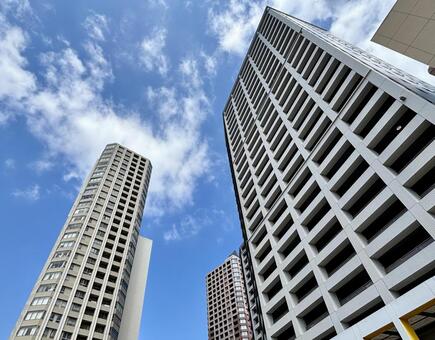 青空と高層マンション 5 高層マンション,駅前,ビルの写真素材